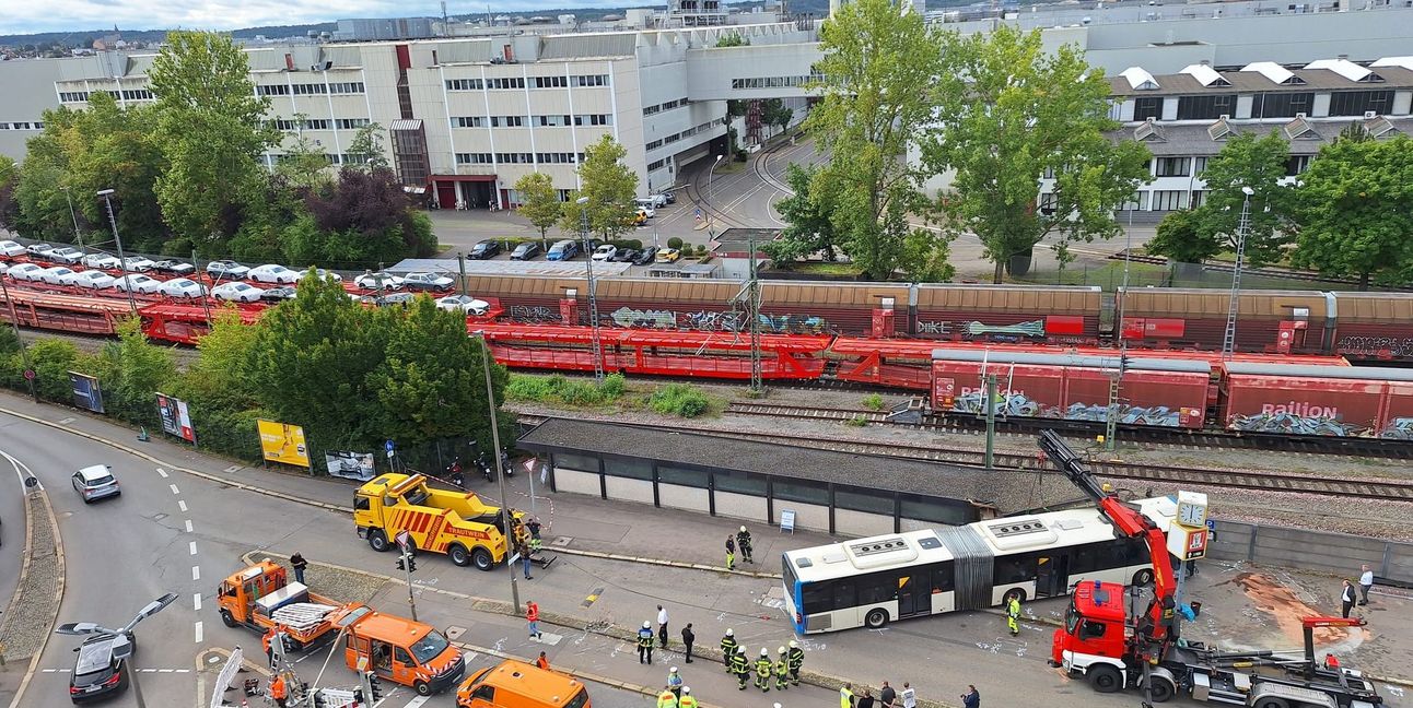 Der Bus musste abgeschleppt werden. Das Bild schickte SZ/BZ-Leser Markus Dahm.