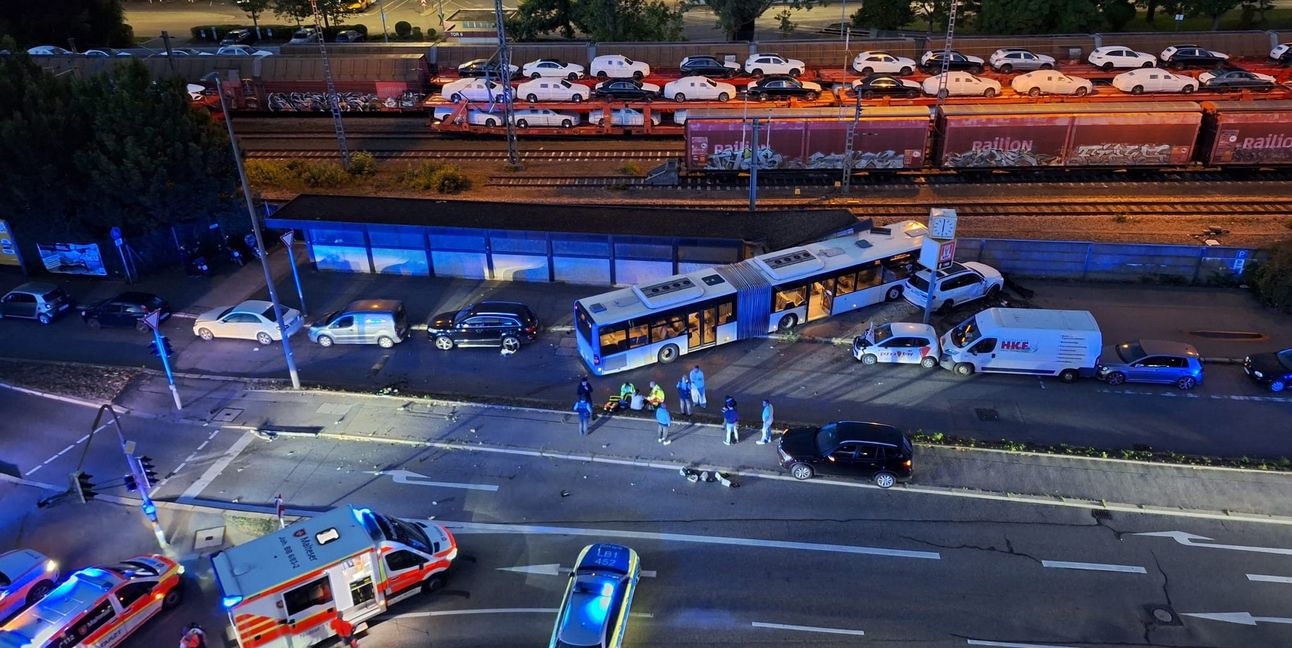 Der Linienbus fuhr bis ans Mercedes-Werksgelände. Das Bild schickte SZ/BZ-Leser Markus Dahm