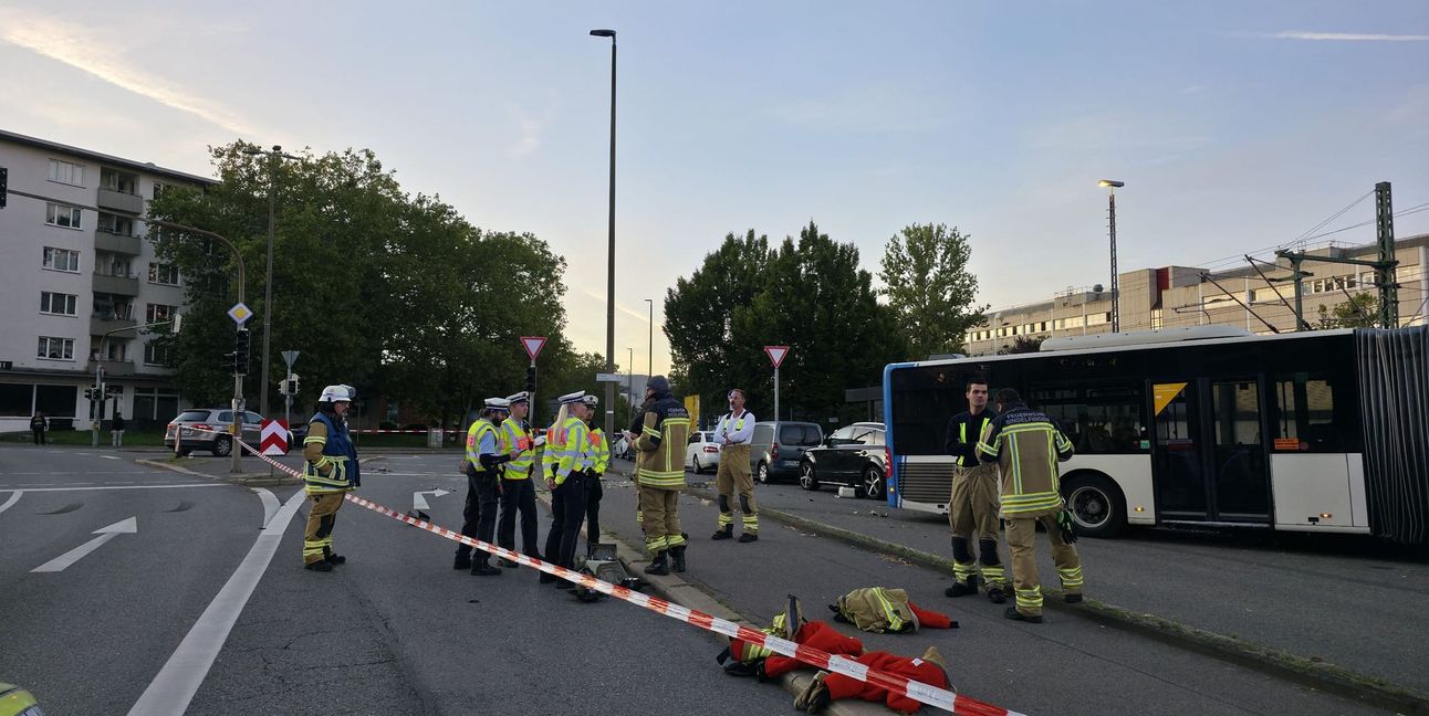 Der Bus fuhr quer über die Straße.