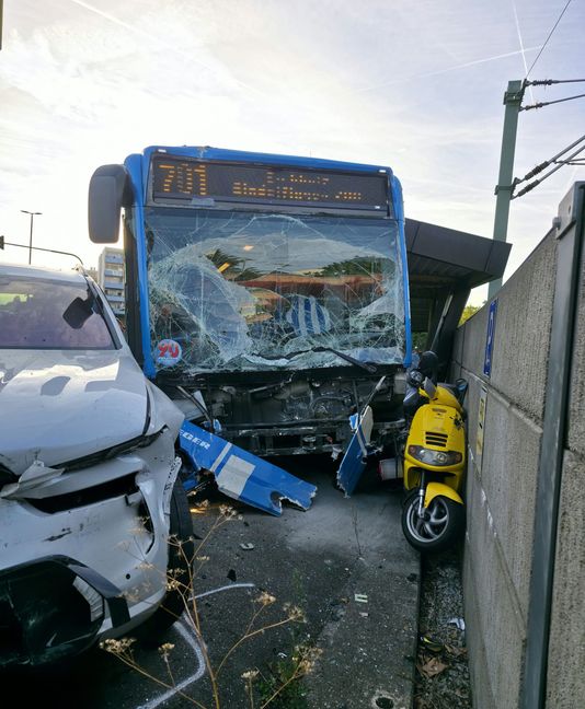 Verschiedene Fahrzeuge wurden durch den Bus beschädigt.