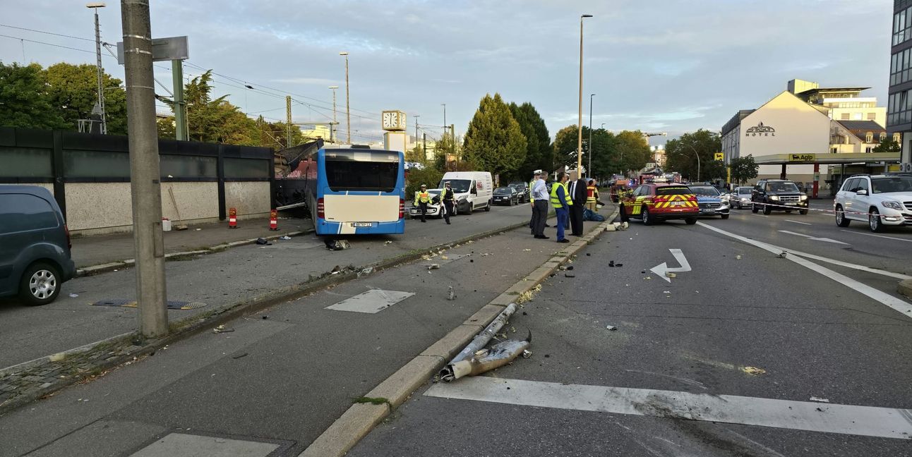 Der Bus fuhr quer über die Straße.