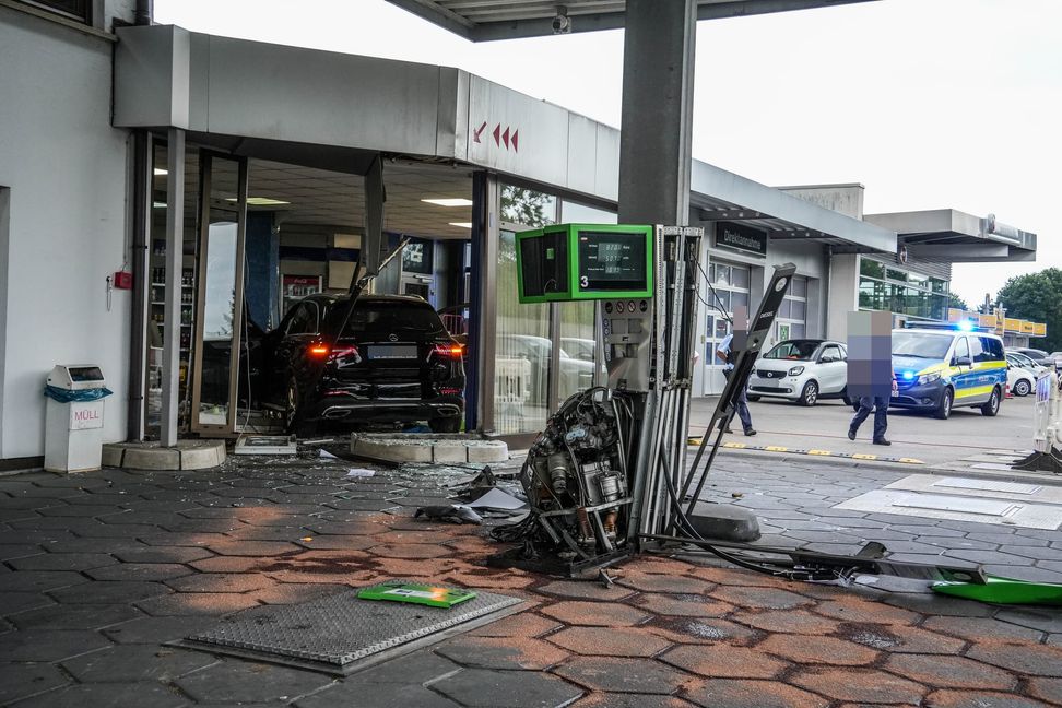 Ein Mercedes kam im Verkaufsraum einer Tankstelle zum Stehen. Bild: SDMG/Dettenmeyer