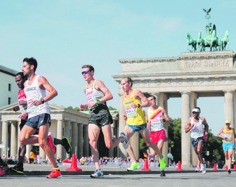 Flott unterwegs am Brandenburger Tor: Über drei Viertel des Rennens drückt Philipp Pflieger (Dritter von links) aufs Tempo Bild: dpa