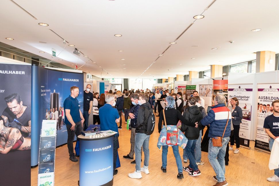 Rund 1000 Besucher strömten zur Messe "Job & Azubi" der Böblinger Kongresshalle. An 52 Ständen wurde dabei über Ausbildungs- und Berufsmöglichkeiten informiert. Bild: Nüssle