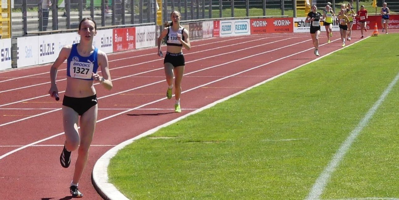 Beeindruckend, welchen Vorsprung Nathalie Schmidt schon nach 600 Metern vor dem übrigen Feld herausgeholt hat. Nur die Landesmeisterin in der Halle 2025 konnte mit etwas weniger Rückstand als die anderen noch halbwegs folgen.Bilder: z