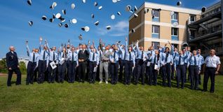 Auch bei der Verabschiedung in Biberach flogen vor Freude die Mützen in die Luft. Bild: Land Baden-Württemberg