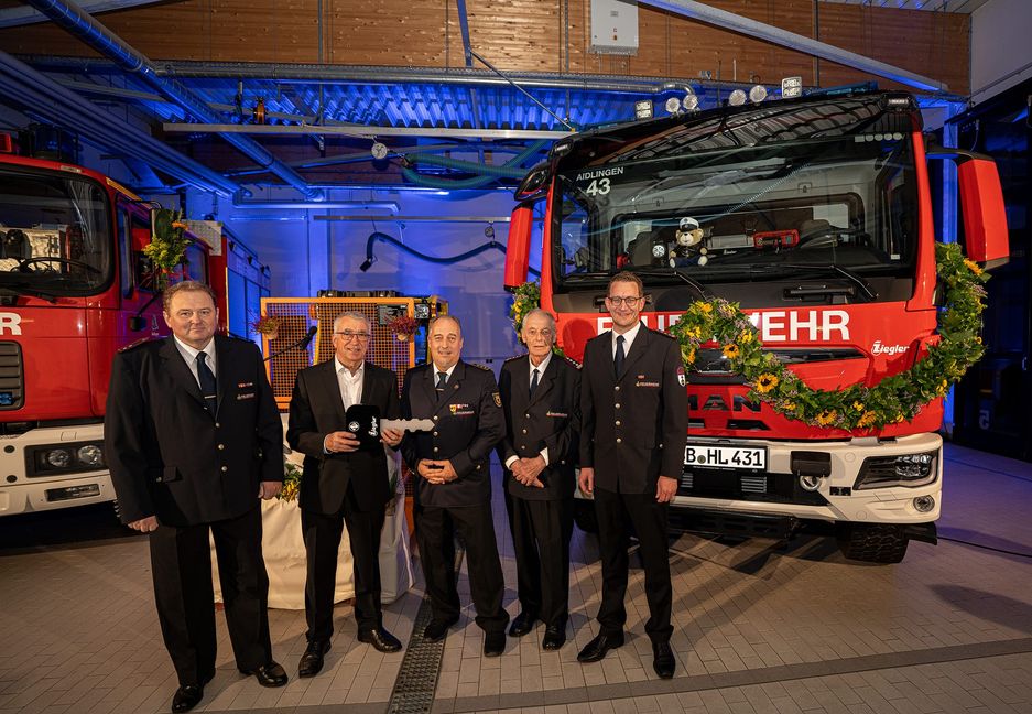 Schlüsselübergabe für das neue Feuerwehrfahrzeug in Aidlingen. Auf unserem Foto von links der frühere stellvertretende Kommandant Udo Miller, Bürgermeister Ekkehard Fauth, Kreisbrandmeister Guido Plischek, der frühere Kommandant Jürgen Walker und der aktuelle Kommandant Andreas Bauer.