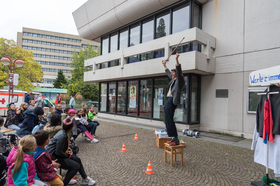 Clown Fanelli nahm die Zuschauer mit in seine Welt voller Fantasie.
