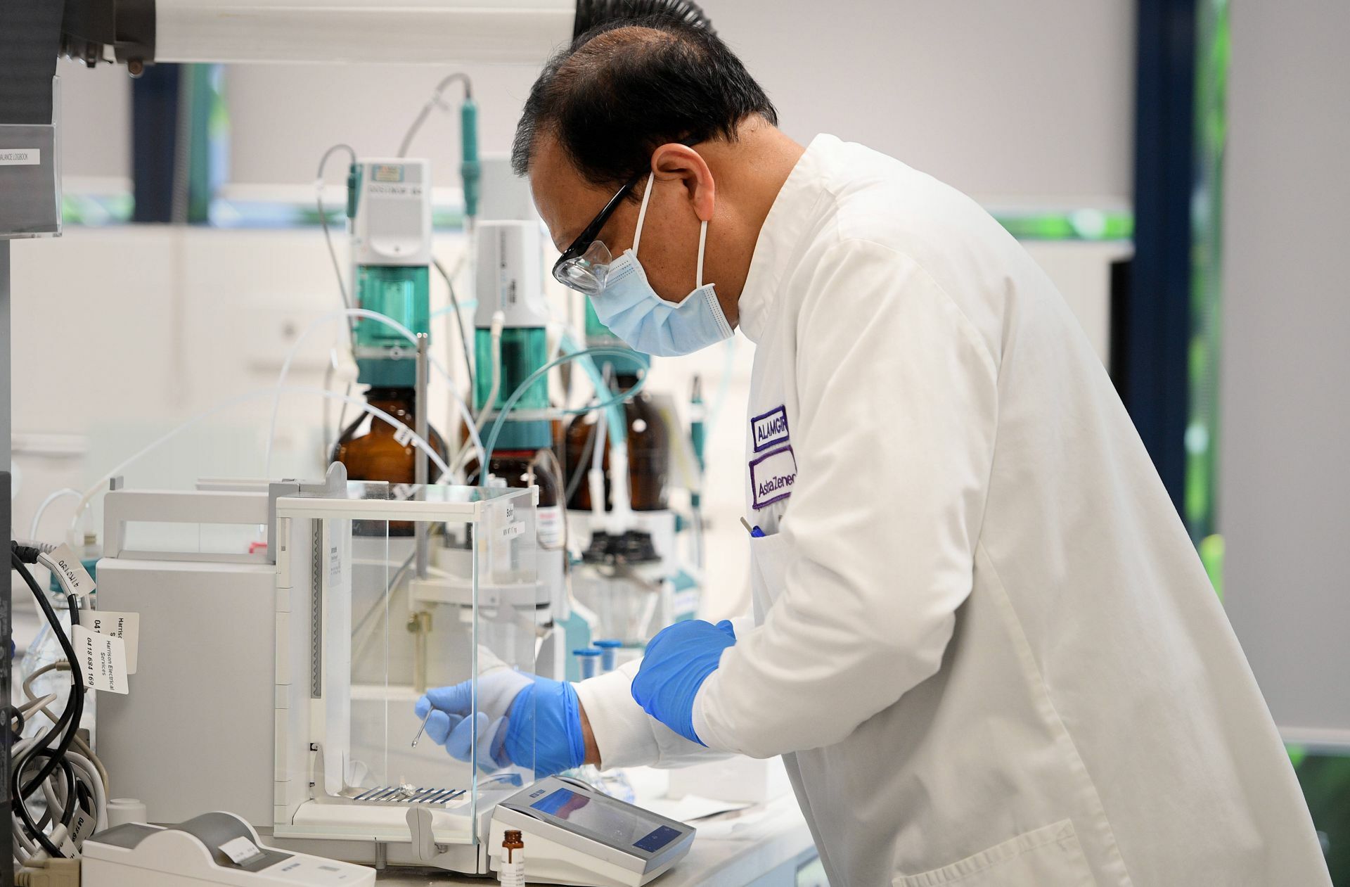 Ein Wissenschaftler des Impfstoff-Herstellers  AstraZeneca untersucht das Coronavirus  Sars-CoV.-2.