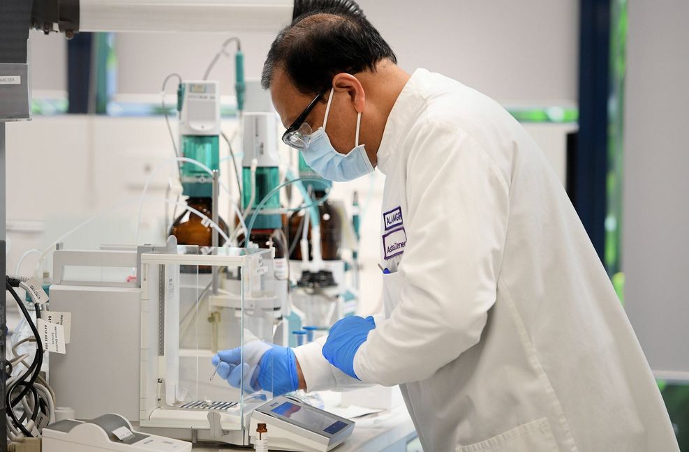 Ein Wissenschaftler des Impfstoff-Herstellers AstraZeneca untersucht das Coronavirus Sars-CoV.-2.