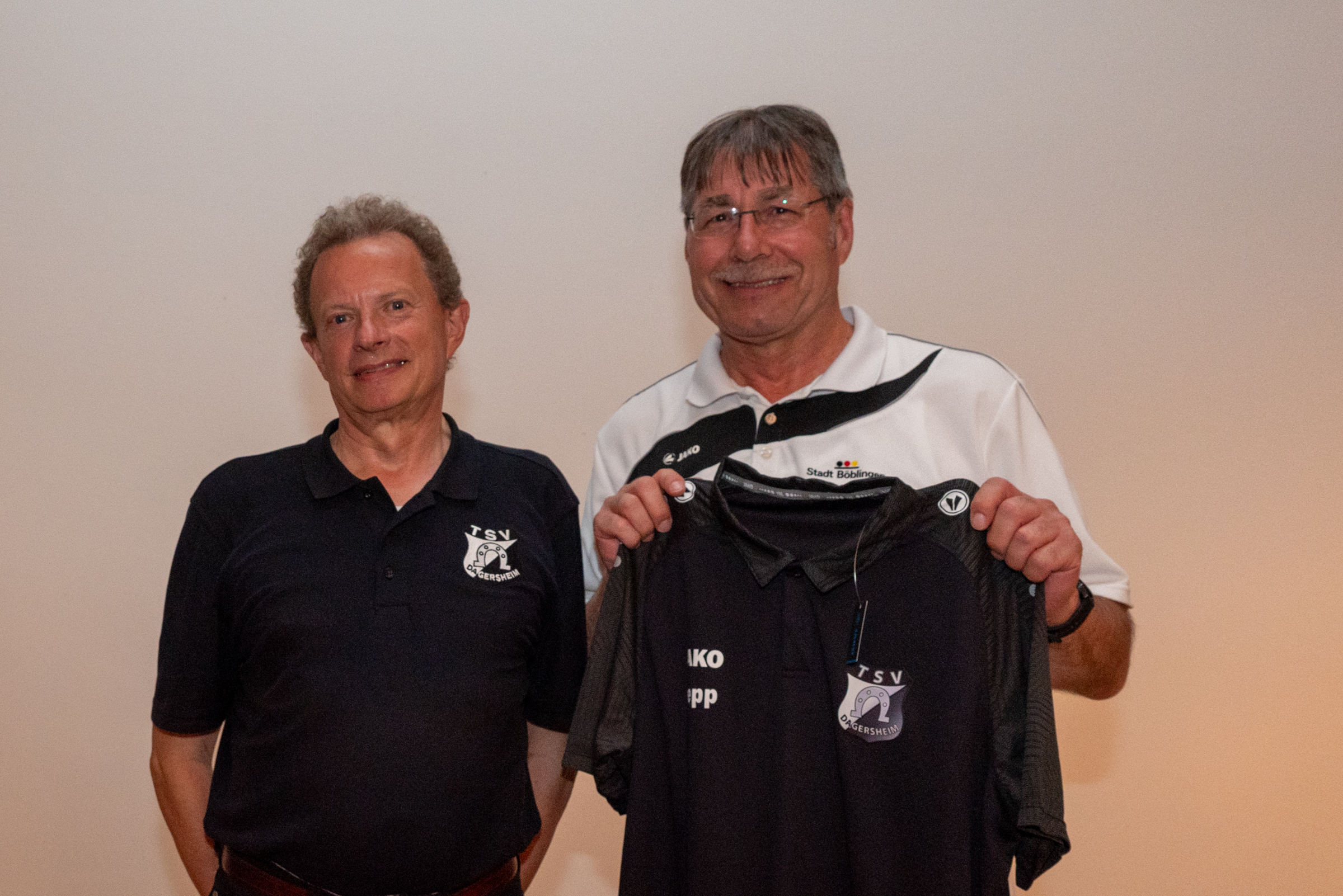 TSV-Präsident Arthur Bamberger überreicht Josef Fischer, Sportamtsleiter Stadt Böblingen, ein Trikot des Vereins. Bild: Nüßle