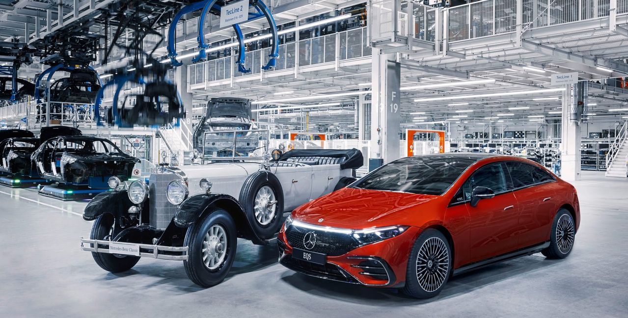 Zeitgeschichte, als das 22-millionste Mercedes-Benz Fahrzeug in der Factory 56 vom Band rollt. Links der Mercedes 15/70/100 PS Offener Tourenwagen (1924) , daneben der EQS 580 4MATIC. Bild: Mercedes-Benz AG