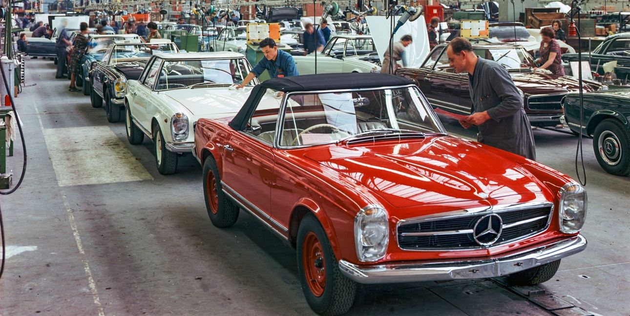 Das Bild aus dem Jahr 1964 zeigt die Montage eines Mercedes-Benz 230 SL „Pagode“.