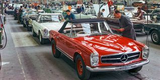Das Bild aus dem Jahr 1964 zeigt die Montage eines Mercedes-Benz 230 SL „Pagode“.
