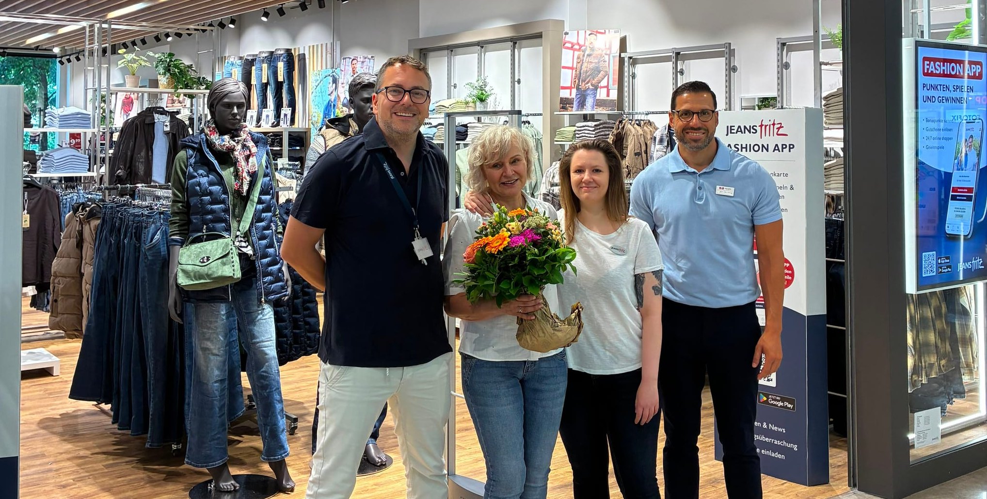 Edip Özerol, Center Manager der Mercaden Böblingen (rechts) feiert gemeinsam mit Sven Wegener, Marion Jahnke (2. von links) und Celina Eckert von Jeans Fritz die Eröffnung.
