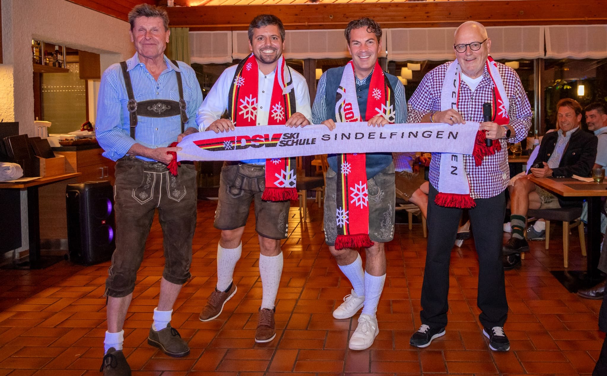 Gerhard "Jensi" Jäger (links) und Peter Dünschede (rechts)  bei der symbolischen Schalübergabe .an Matthias Fontius und Tino Schübel.