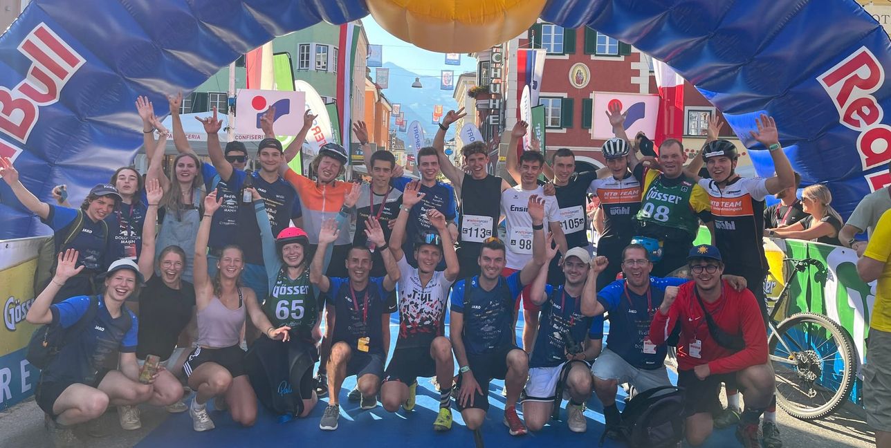 Die Erleichterung ist groß, wenn die Strapazen hinter einem liegen. Das Gärtringer Team Seitenstecher im Ziel in Lienz, in Osttirol Bild: z