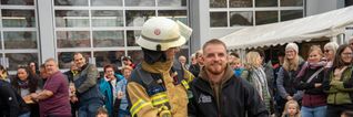 Zahlreiche Besucher nutzten das sonnige Herbstwetter, um einen Blick hinter die Kulissen der Feuerwehr zu werfen.