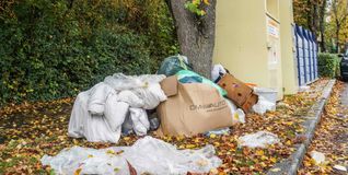 Dauerärgernis: Wilder Müll an Kleidercontainern.