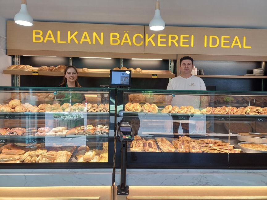 Bäckermeister Armend Shehu und Verkäuferin Esmeralda Music vor der reichhaltigen Auslage.