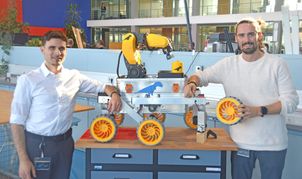 Pascal Koch (links) und David Frey wollen mit ihrem fahrenden Roboter „Mintrop“ richtig 
durchstarten.