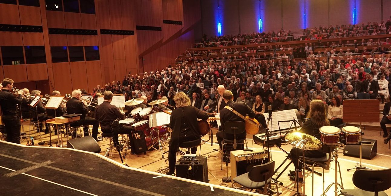 Die MVS Big Band vor vollem Haus.