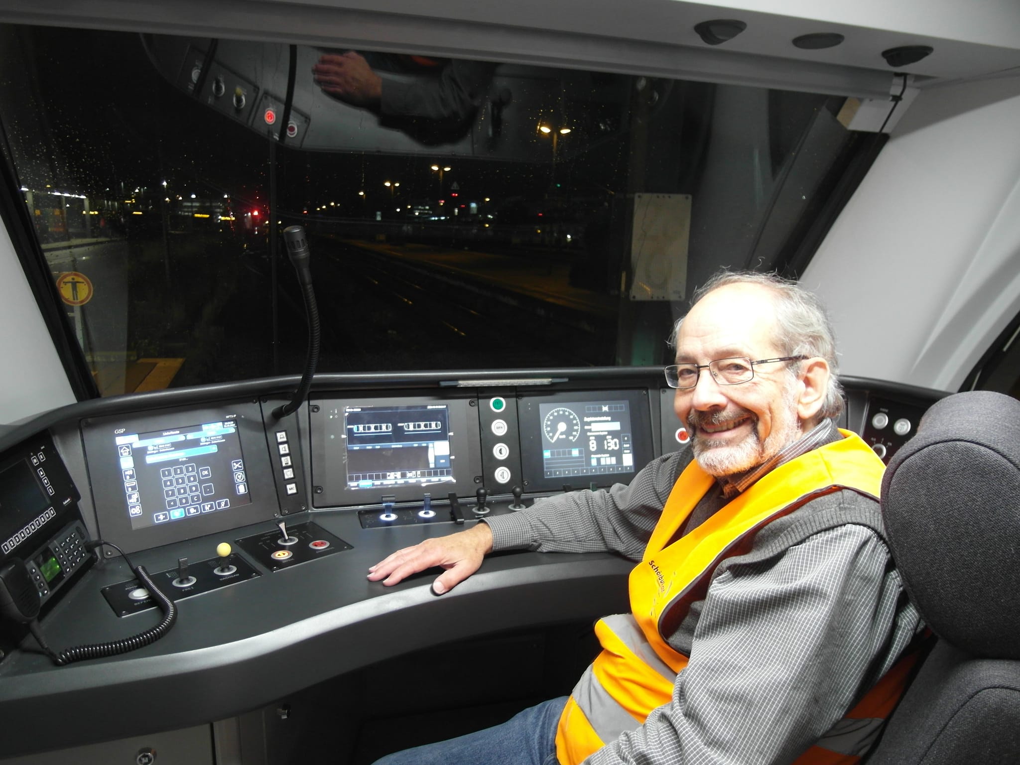 Im Auftrag des Eisenbahntechnik-Dienstleisters "Team Zugpool" und für den Zweckverband Schönbuchbahn prüft Tiebfahrzeugführer Kurt Retter bei Testfahrten auf den kompletten 17 Kilometern der Schönbuchbahn-Strecke zwischen Böblingen und Dettenhausen die neuen Elektro-Leichttriebwagen "Nexio" des spanischen Herstellers CAF auf Herz und Nieren.