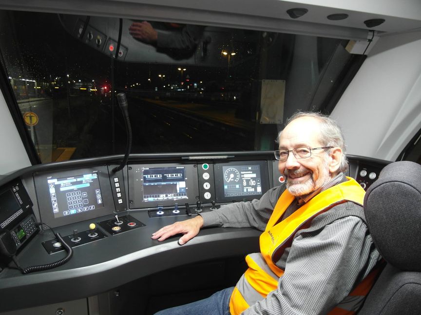 Im Auftrag des Eisenbahntechnik-Dienstleisters "Team Zugpool" und für den Zweckverband Schönbuchbahn prüft Tiebfahrzeugführer Kurt Retter bei Testfahrten auf den kompletten 17 Kilometern der Schönbuchbahn-Strecke zwischen Böblingen und Dettenhausen die neuen Elektro-Leichttriebwagen "Nexio" des spanischen Herstellers CAF auf Herz und Nieren.