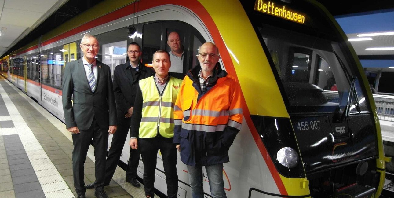 Bei den Testfahrten Mitte Oktober war man noch zuversichtlich: Landrat Roland Bernhard (Geschäftsführer WEG), Gerhard Ferstl (Projektmanager bei CAF),  Dr. Walter Gertner (Geschäftsführer Zweckverband Schönbuchbahn) (von links), dahinter im Zug Triebfahrzeugführer Thomas Nitschke.