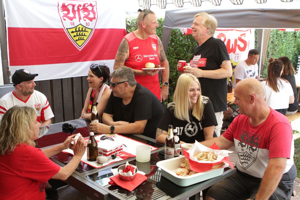 VfB-Fans in Feierlaune: Der Rohrauer Thomas Supper (links) im Gespräch mit Joachim Schmid. Bild: Bäuerle