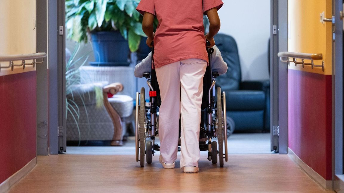 Die Arbeit in der Pflege soll auch mit höheren Löhnen attraktiver werden. (Archivbild)