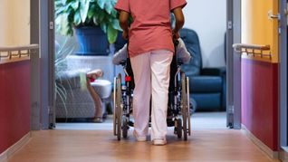 Die Arbeit in der Pflege soll auch mit höheren Löhnen attraktiver werden. (Archivbild)