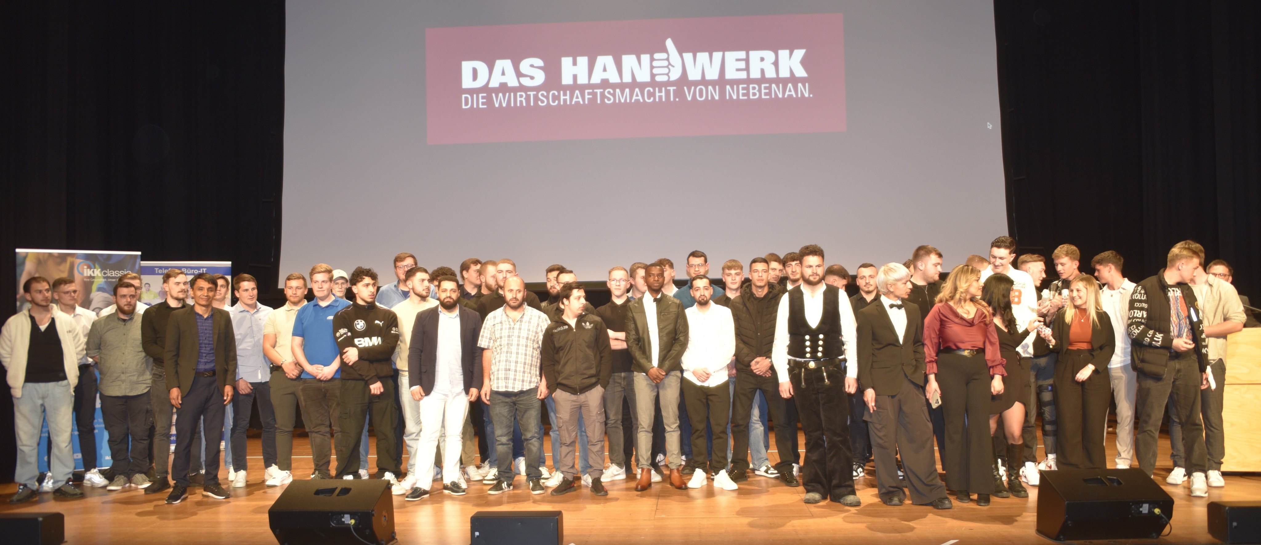 Die 70 neuen Gesellinnen und Gesellen nach der Lossprechung auf der Bühne der Leonberger Stadthalle.      Bild: Reichert