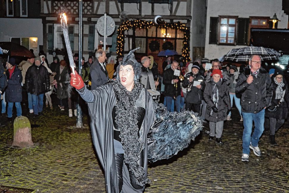 Sabine Duffner führt als Teufel voran durch die Altstadt.