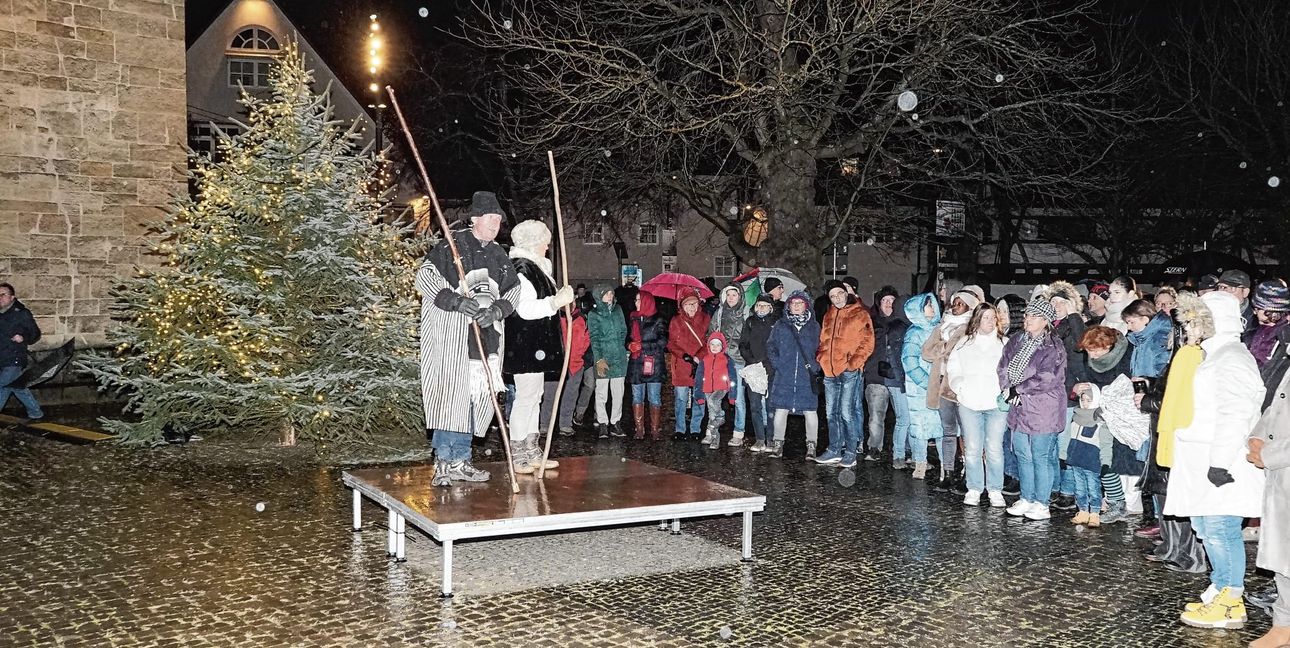 Trotz des Regens ließen sich die Leute die Aufführung nicht entgehen.