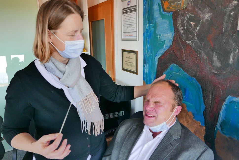 Dr. Claudia Derichsweilder hat ihrer Gruppe an ihrem Mann Utz demonstriert, wie getestet wird. Bild: Jung