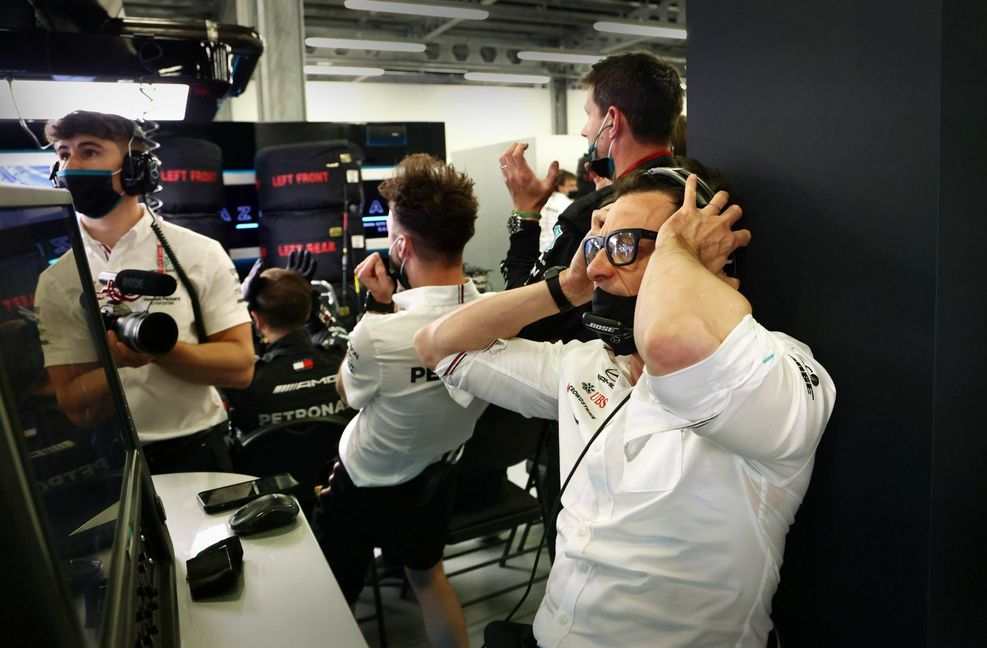 Toto Wolff (re.) ist entsetzt, als Lewis Hamilton nach dem Neustart in Baku die erste Kurve verpasst.
 Foto: Daimler AG/Steve Etherin..