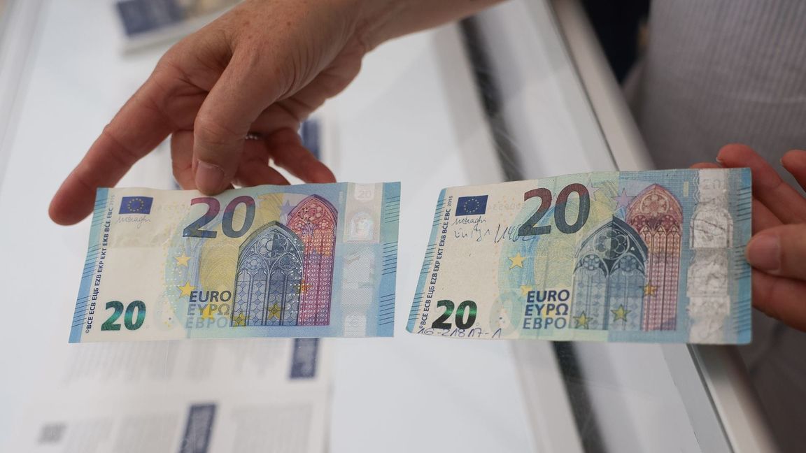 Wer genau hinschaut, kann leicht einen echten von einem gefälschten Schein unterscheiden. (Archivbild)