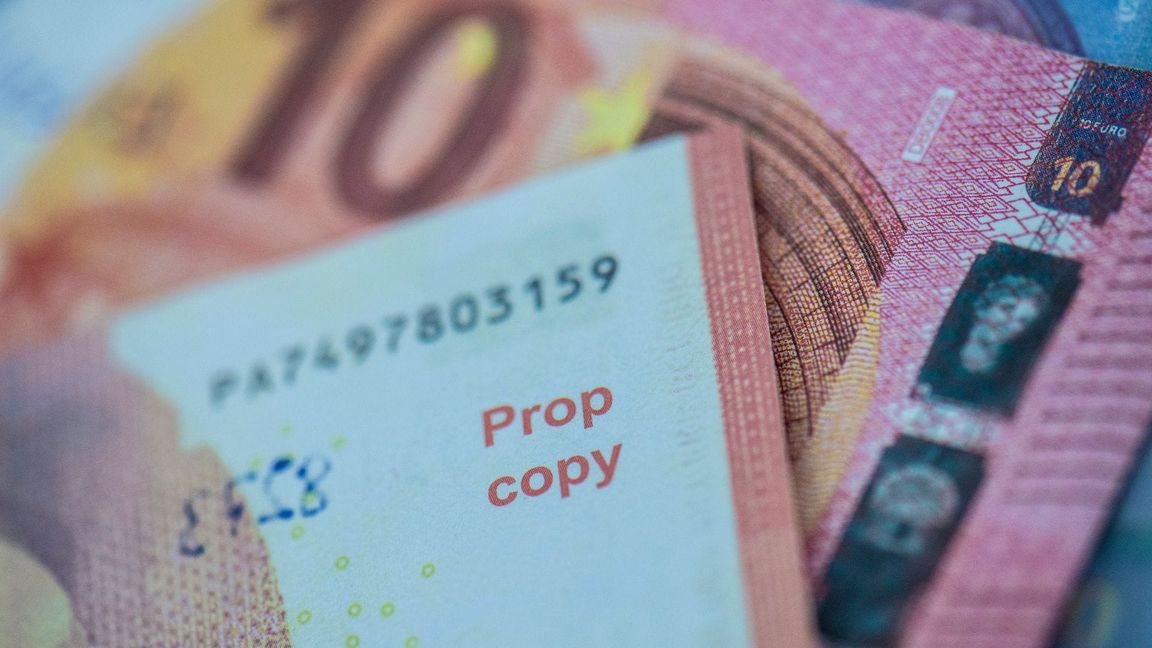Solches Spielgeld kann man im Internet bestellen, Kriminelle nutzen das aus und versuchen, die Scheine als echte in Umlauf zu bringen. (Archivbild)