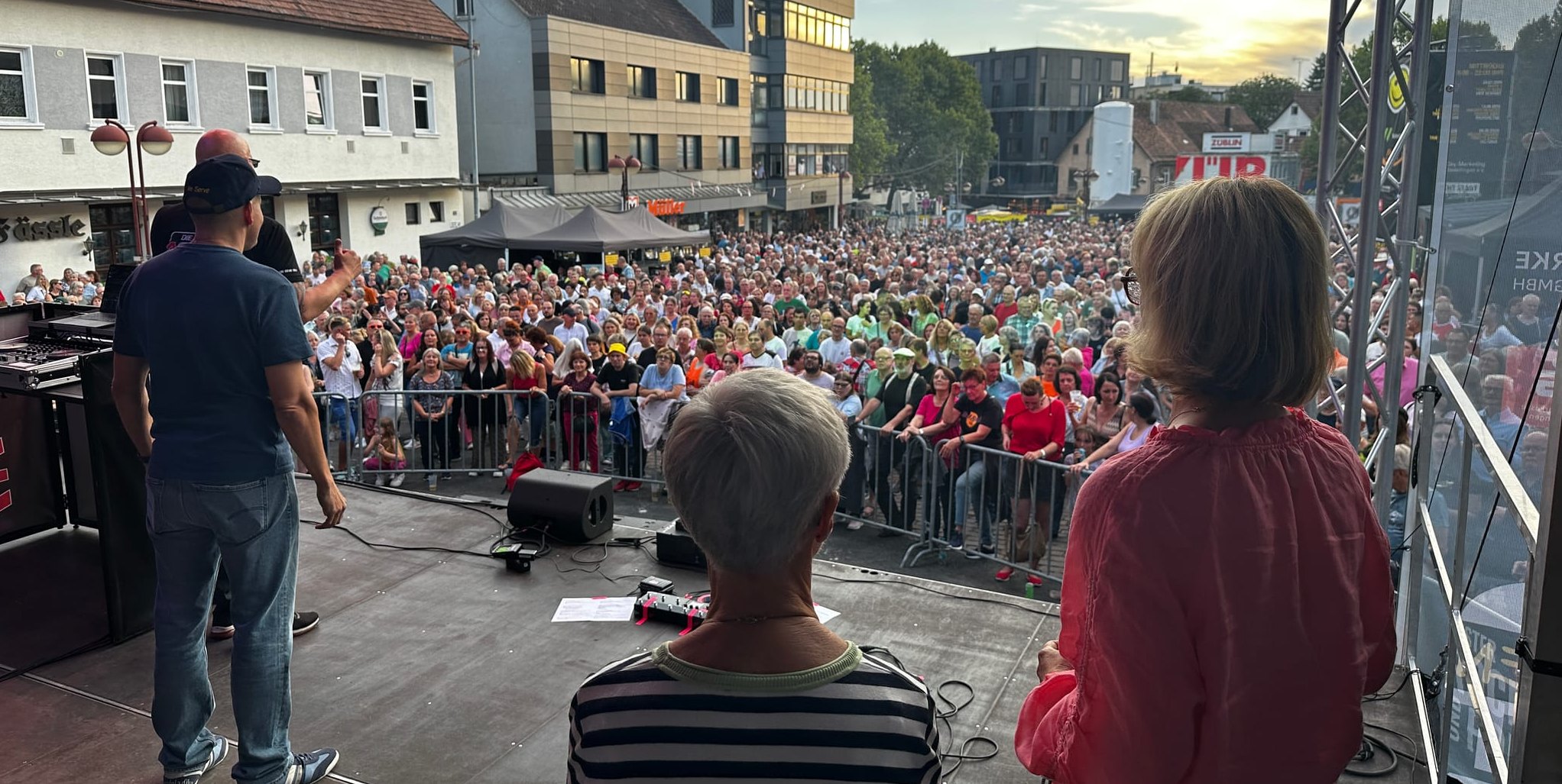 Präsident Amin Khalsi von den Lions, Andrea Lipowski-Müller und Heike Stahl (von links) konnten bei vollem Haus das Projekt Cafe Herzenszeit vorstellen.