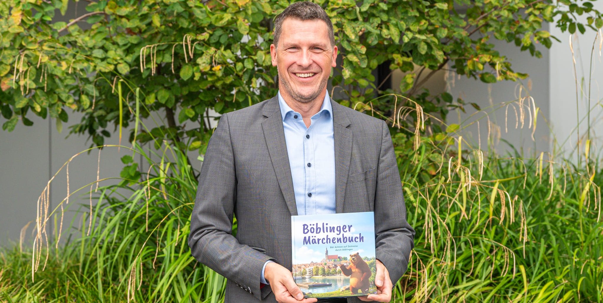 Stiftungsvorsitzender Daniel Wengenroth mit dem Böblinger Märchenbuch.