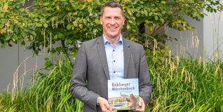 Stiftungsvorsitzender Daniel Wengenroth mit dem Böblinger Märchenbuch.