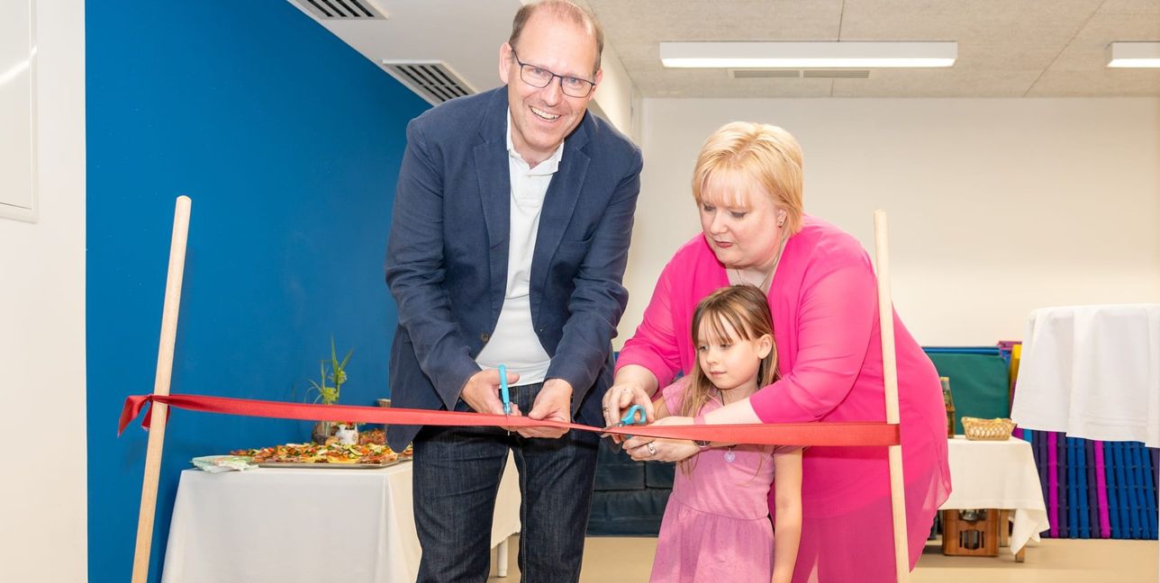 Oberbürgermeister Dr. Bernd Vöhringer und KiTa-Leiterin Silke Fuhrmann bei der Eröffnung mit einer kleinen Helferin.