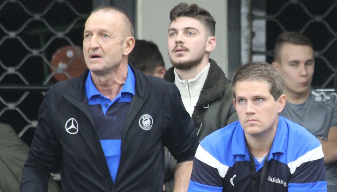 Der neue Chefcoach Michael Sattler (rechts) mit seinem Vorgänger Michael Hornung, der im Glaspalast als Trainer des Sindelfinger Teams 13 Mal den Titel holte.     Bild: Oberdorfer