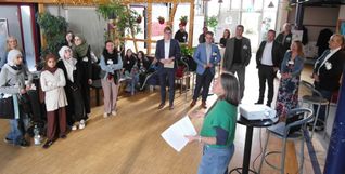 Barbara Mohr (grünes Shirt), Leiterin des Fachbereichs „Jugend“ beim Stadtjugendring Sindelfingen, und deren Team haben im Rahmen des Beteiligungsformats „Chill & Change“ im „Treffpunkt für Jugendkultur - Das Süd“ die Kandidaten der Sindelfinger OB-Wahl und Jugendliche miteinander ins Gespräch gebracht.Bild: Staber