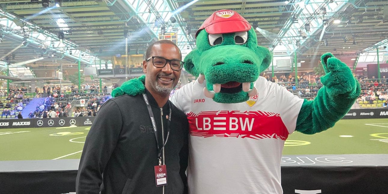 Gute Laune bei Schirmherr Cacau und Maskottchen Fritzle.