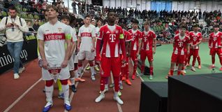 Gleich geht es los: Die Teams des VfB Stuttgart und des FC Bayern München eröffnen gleich das Turnier.