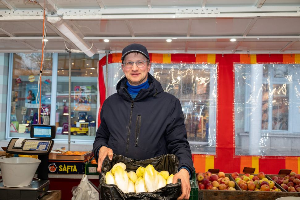 Am Stand von Markthändler Tobias Klein gehört Chicorée zum Angebot dazu.