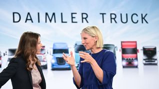 Die Führungsspitze von Daimler Truck: Vorstandschefin Karin Radström (re.) und Finanzchefin Eva Scherer (li.)