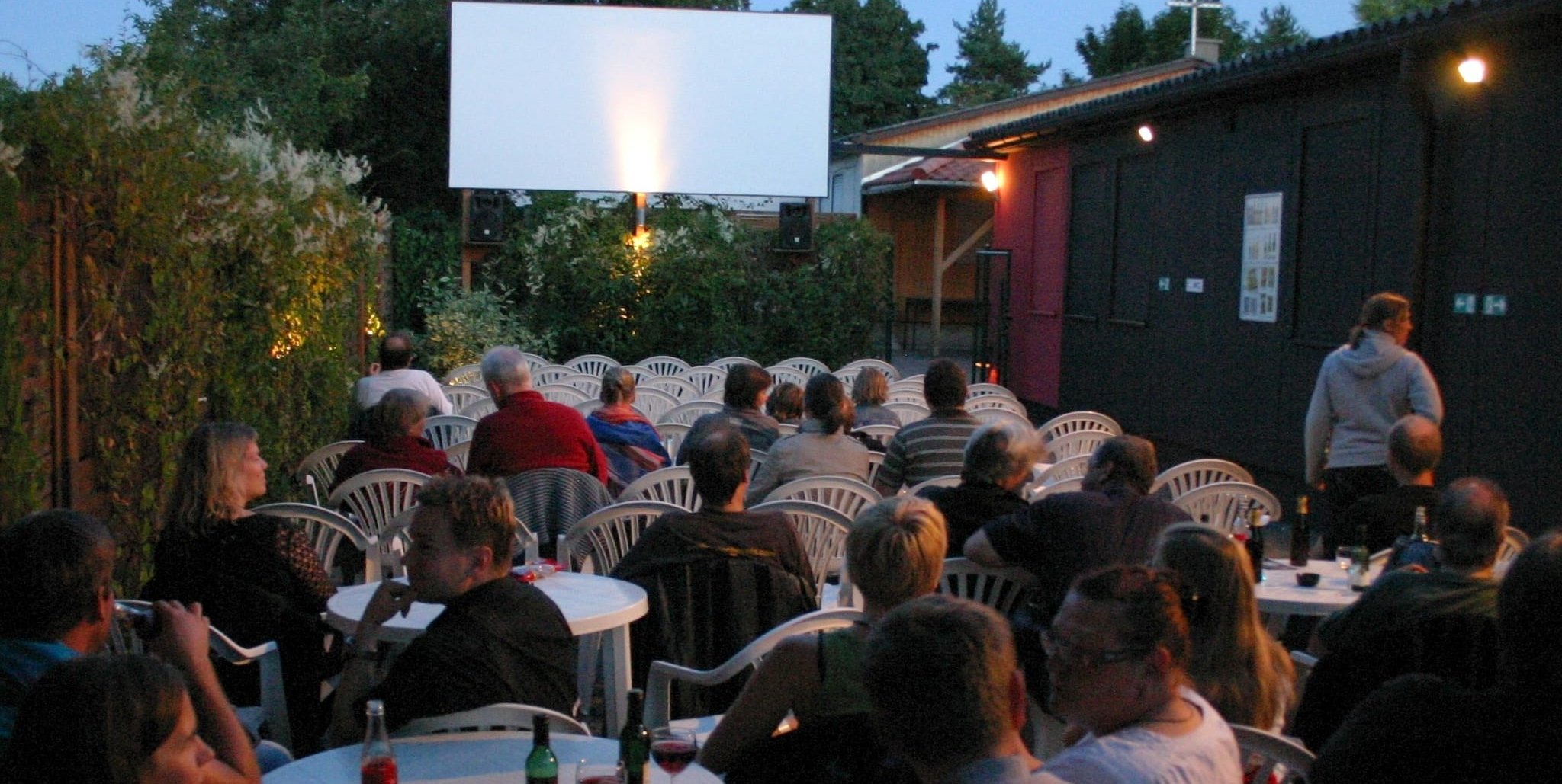 Im Garten der „Kulisse“ in Weil der Stadt läuft das Sommernachtskino